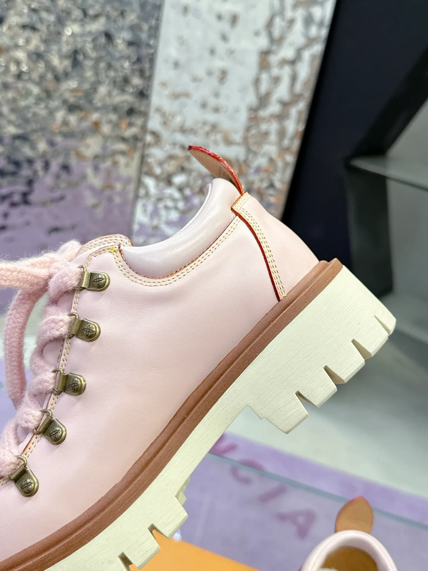 Factory price: 700💰 LV | Louis Vuitton 🧡💚2025 autumn and winter new style, top version ⚠️ The counter features the latest LV REMIX lace-up mountaineering derby shoes, new hard goods 🆕 ❥BS purchasing level! Full of high-end feel! A popular model among bloggers at home and abroad, it’s retro and fashionable, and looks stunning on your feet! Mainly recommended model on the official website★ ▪️Upper: top-quality first-layer cowhide ▪️Inner lining: imported sheepskin ▪️Outsole: original molded T men's shoes 💰U anti-slip outsole ▪️Sole height: 3.5cm ▪️Shoe size: Female 35-41 (41 customized, non-refundable) Male 39-45 (46 customized, non-refundable)